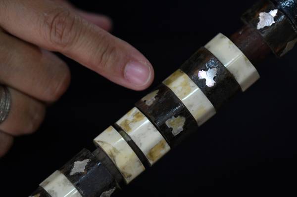 Permukaan ukiran corak bermotifkan geometrik yang ditampalkan kulit tiram dengan menggunakan teknik ‘inlay’ (tebuk, tampal dan gosok) sebatang tongkat khutbah berusia 126 tahun, dipercayai diperbuat daripada tulang ikan yu paus, yang terdapat di Masjid Losong Haji Mohd. -Foto Bernama