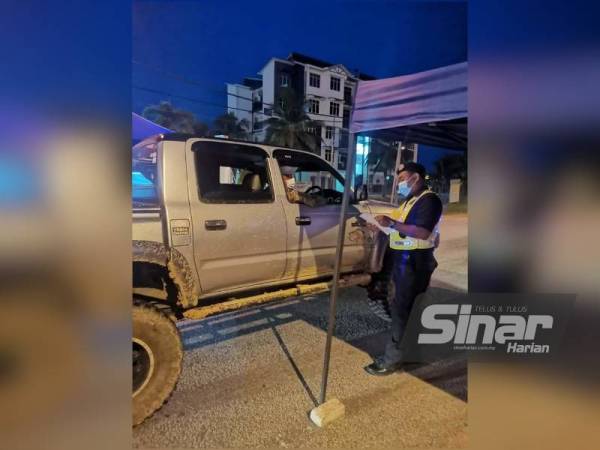 Polis melakukan SJR di hadapan Balai Polis Tanjong Karang pada pelaksanaan PKPD di tiga mukim di daerah Kuala Selangor pada Sabtu.