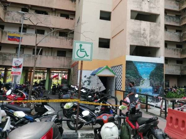 Blok PPR Batu Muda dikepung dengan pita kuning dan dipantau oleh anggota polis di laluan masuk blok tersebut.