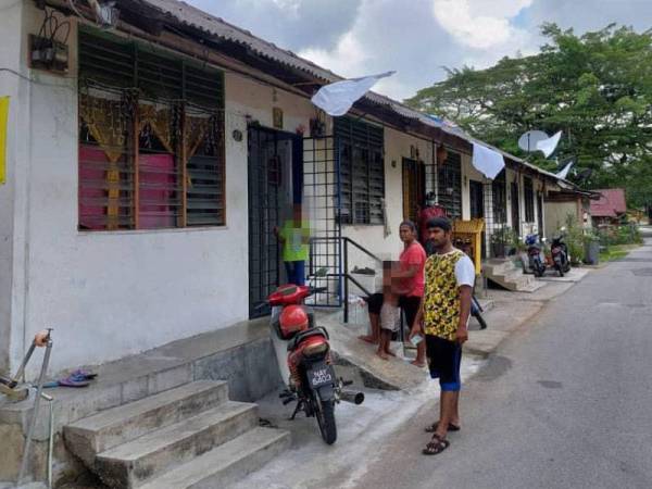 Sebuah keluarga di Bukit Tembok, Seremban mengibarkan bendera putih berikutan terputus bekalan makanan.