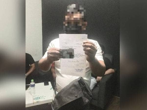 Salah seorang pelanggan yang dikenakan kompaun atas kesalahan melanggar SOP ketika serbuan di sebuah rumah urut di Subang Jaya pada Khamis.