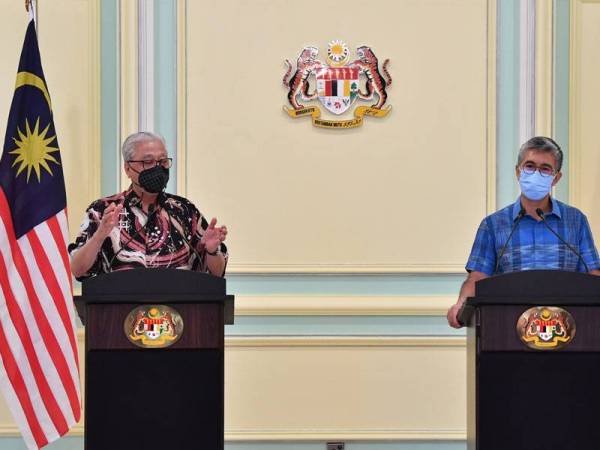 Menteri Kanan (Kluster Keselamatan),Datuk Seri Ismail Sabri Yaakob (kiri) bersama Menteri Kewangan Datuk Seri Tengku Zafrul Tengku Abdul Aziz (kanan) ketika sidang media berhubung Pelan Pemulihan Negara (PPN) dan Perintah Kawalan Pergerakan Diperketatkan (PKPD) di Perdana Putra pada Sabtu. - Foto Bernama