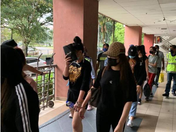 Antara wanita warga Thailand yang ditahan dalam serbuan di sebuah kondominium di sini pada Sabtu.