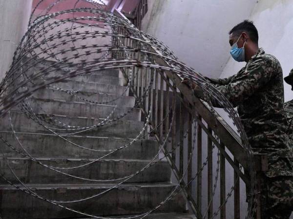 Angkatan Tentera Malaysia (ATM) telah memasang kawat duri di laluan tangga blok tersebut bagi mengelakkan penduduk keluar atau masuk dari blok berkenaan.- Foto FB Bernama.com