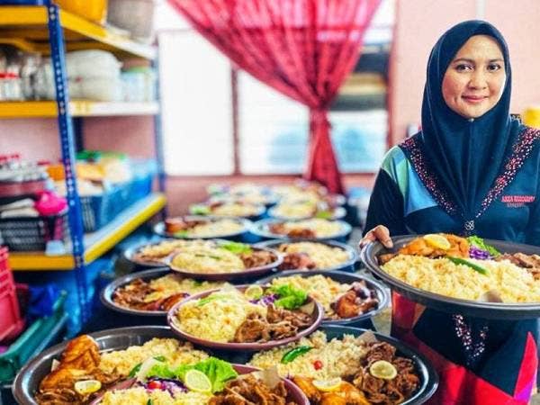 Siti Azraf menunjukkan set nasi talam Arab yang dihasilkan bersama pekerjanya di Felda Mempaga 1 Bentong.