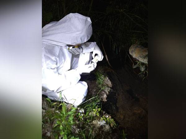 Anggota bomba memeriksa kandungan air sungai selepas sebuah tangki bahan kimia di sebuah stor simpanan dikesan pecah di Jalan Besar, Kampung Baru, Sengkang, Kulai, pada malam Sabtu.