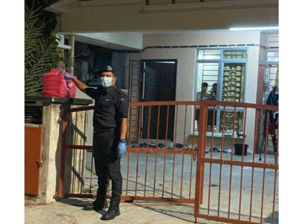 Anggota polis menyerahkan bungkusan makanan kepada 14 individu yang kehabisan