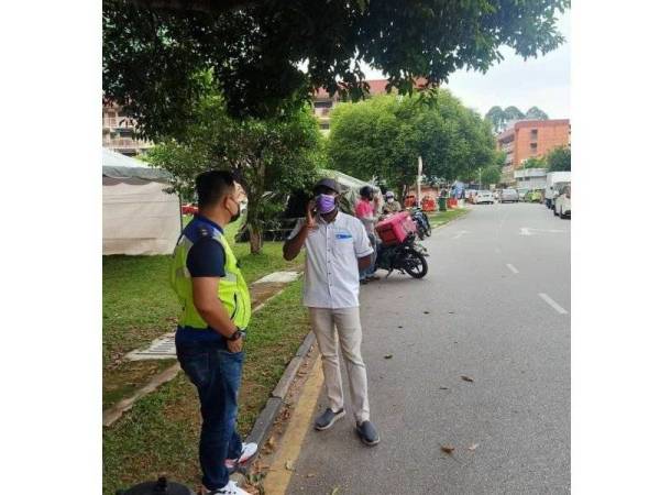 Prabakaran (kanan) meninjau pelaksanaan PKPD di bawah parlimennya pada Sabtu.