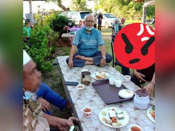 Gambar tular menunjukkan Mahfuz duduk bersila secara santai berbual sambil menikmati minuman petang yang menimbulkan kemarahan netizen.