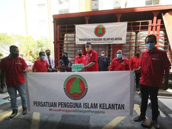 Mohd Fareh menyumbangkan tiga tan air mineral kepada petugas barisan hadapan di sini.