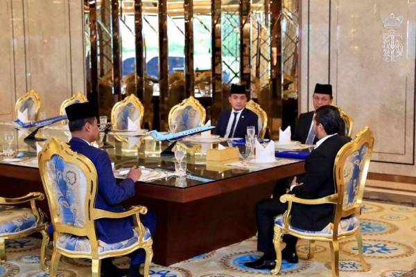 Tunku Ismail (kanan) selepas melakukan pertemuan dengan Onn Hafiz (kiri), Hasni (dua dari kiri) dan Azmi selepas melakukan pertemuan di Royal Polo Club Johor, Johor Bahru pada Ahad.