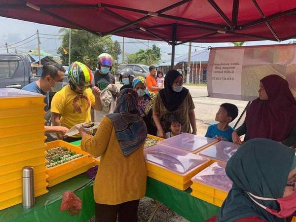 Suasana gerai sushi bombo diusahakan Mohd Khalid yang sentiasa ramai pelanggan.