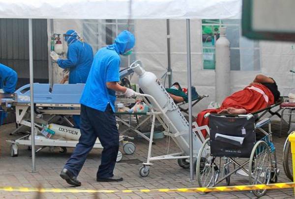 Kekurangan bekalan oksigen di hospital terbesar di bandar itu adalah kerana kebanyakan pesakit tiba dalam keadaan tenat. - Foto AP