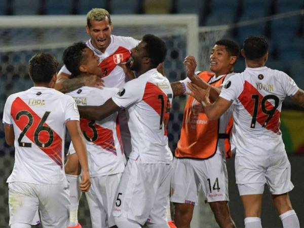 Pemain Peru meraikan kemenangan ke atas Paraguay pada aksi suku akhir Copa America.