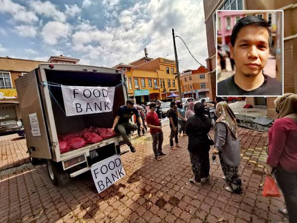 Orang ramai beratur untuk mengambil barang keperluan percuma.
Gambar kecil: Ahmad Khairil Faiz