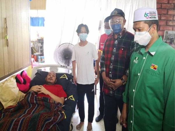 Noh (dua dari kanan) bertanya khabar penduduk selepas menyampaikan sumbangan bakul makanan di sebuah rumah penduduk di Parlimen Tanjong Karang di sini pada Isnin.