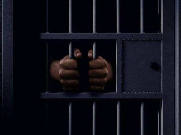 Seramai 14 pemandu dan kelindan tujuh lori kendalian syarikat Malaysia dijatuhi hukuman penjara sehingga dua bulan kerana menyeludup peralatan vape dan komponen berkaitan ke republik itu. -Gambar hiasan