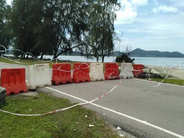 Seorang lelaki yang cuba keluar dari kawasan PKPD cedera selepas motosikal ditunggang merempuh penghadang jalan dan kawat duri dipasang di Jalan Tenglu Laut, Mersing pada 29 Jun lalu.