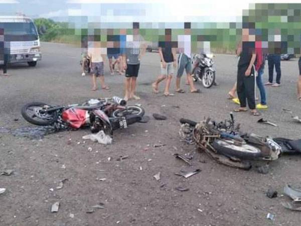 Keadaan kedua-dua motosikal remuk selepas bertembung dalam kejadian kemalangan di Landasan Lapangan Terbang Lama Tawau.