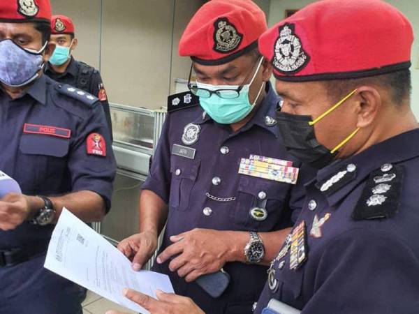 Pasukan Simpanan Persekutuan (PSP) membuat pemeriksaan di sebuah kilang pada Isnin.