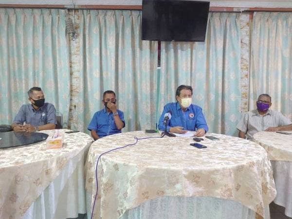 Zaini (dua dari kanan) memohon kerajaan membenarkan restoran menerima 30 peratus pelanggan untuk makan di kedai dalam sidang akhbar khas pada Isnin.