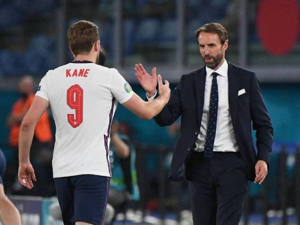 Southgate (kanan) tekad bawa England ke pentas final.