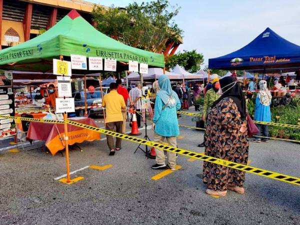 Pasar tani, pasar pagi dan perkhidmatan cuci kenderaan berlesen dengan PBT dibenar beroperasi di negeri yang berada dalam Fasa 2 Pelan Pemulihan Negara (PPN). - Gambar hiasan