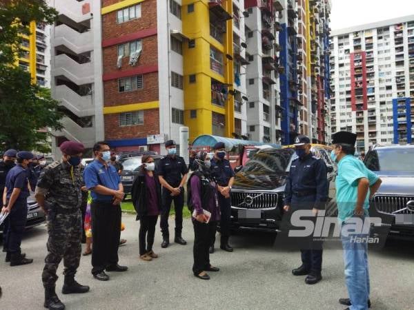 Acryl Sani (dua dari kanan) meninjau kawasan PKPD di Flat Sri Sabah, Cheras, di Kuala Lumpur pada Selasa.