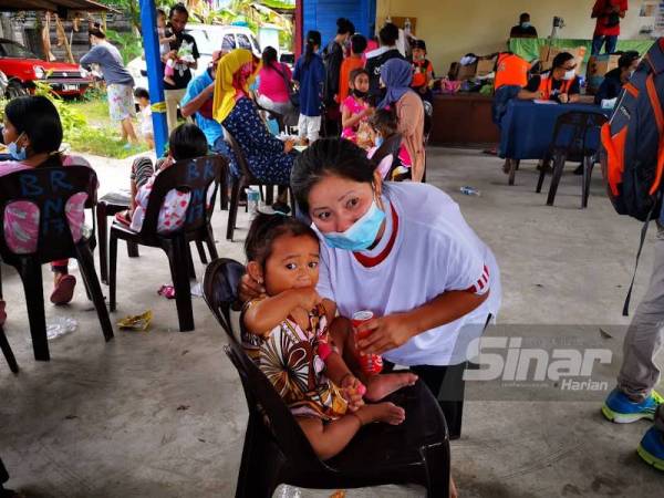 Siti Fatimah bersama anak perempuannya berusia dua tahun ditempatkan di balai raya selepas terselamat dalam kejadian lemas dan kebakaran di perkampungan atas air Kampung Tanjung Aru Baru, Kota Kinabalu.