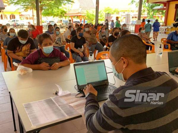 Masyarakat Siam di Jubakar Darat,Tumpat hadir seawal jam 9 pagi untuk mendaftar mendapatkan vaksinasi masing-masing.