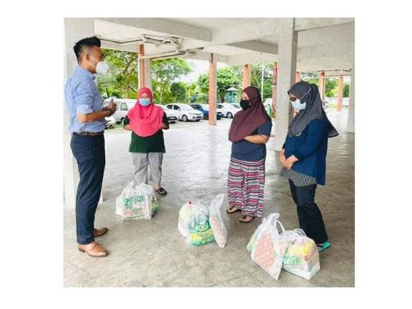 Selain program penyerahan sumbangan yang dijalankan di Balai Raya Kampung Pasir, pasukan OnedayOnefamily yang diketuai oleh Zulfadli (kiri) turut menghantar bantuan ke rumah-rumah penerima.