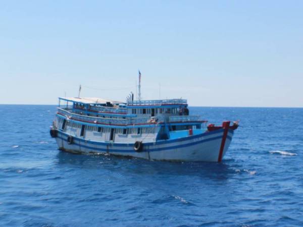 Bot kargo dinaiki 12 nelayan termasuk seorang tekong warga Vietnam ditahan dan dibawa ke Jeti Zon Maritim Kemaman untuk tindakan selanjutnya.
