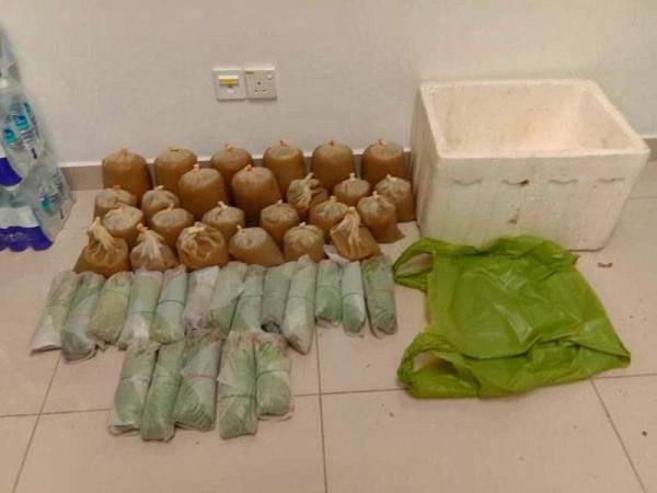 Penahanan seorang lelaki di Taman Lubok Jong, Rantau Panjang membawa kepada rampasan air dan duan ketum dalam serbuan pada Isnin.