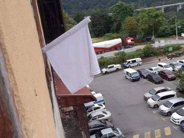 Bendera putih di Rawang.