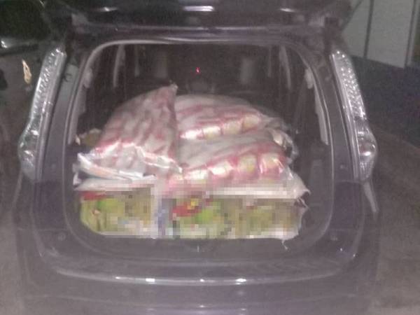 Beras yang diisi dalam sebuah kenderaan di sewaktu rondaan dilakukan.