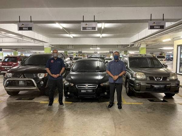 Nizran (kanan) bersama Khairul Ridzuan pada sesi penyerahan kenderaan dan dokumen tiga kenderaan yang disumbangkan syarikat itu bagi membantu operasi pemantauan dan penguatkuasaan MKN Perak.