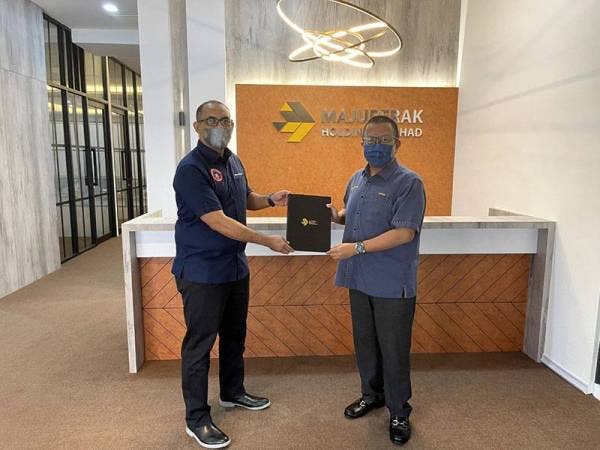 Sesi penyerahan kenderaan dan dokumen antara Nizran (kanan) dengan Khairul Ridzuan.