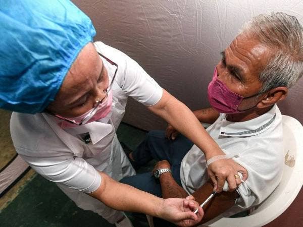 Kerajaan negeri Sabah berharap kadar pemberian vaksin harian dapat ditingkatkan daripada 10,000 sehingga 12,000 dos sehari kepada lebih dua kali ganda. - Foto Bernama