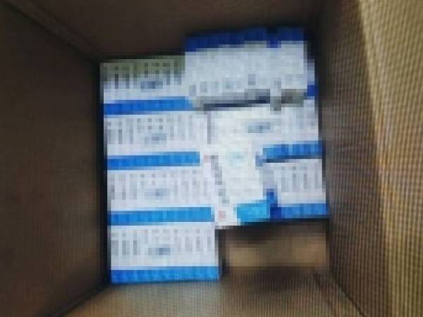 101 kotak produk yang didakwa berupaya merawat jangkitan Covid-19 secara kendiri yang dirampas. - Foto FB JKNS