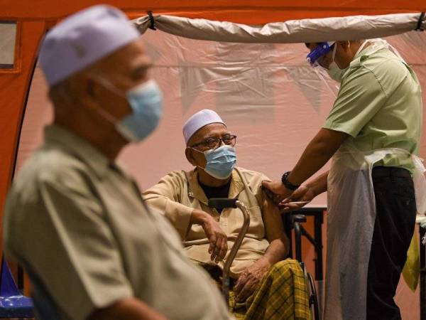 Seramai 2.3 juta warga emas telah mendapat sekurang-kurangnya satu dos suntikan vaksin melalui Program Imunisasi Covid-19 Kebangsaan (PICK) fasa dua. - Foto Bernama