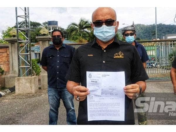 Fadzli bersama laporan polis yang dibuat di IPD Raub pada Selasa.