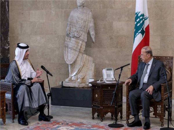 Michel Aoun (kanan) dan Mohammed bin Abdulrahman Al Thani membincangkan krisis ekonomi dan tempoh pembentukan kerajaan baharu di Lubnan yang belum diputuskan. - Foto EPA 