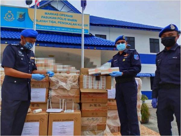 Norzaid (dua dari kanan) menunjukkan rokok putih bernilai RM585,000 yang dirampas oleh PPM Wilayah Tiga Pengkalan Kubor pada Rabu.