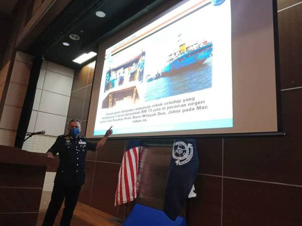 Mohd Yusoff menunjukkan antara aktiviti penyeludupan yang dikesan Pasukan Polis Marin.
