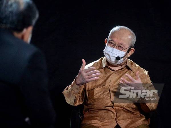 Tengku Razaleigh pada program ‘Bersama Ku Li’ yang bersiaran secara langsung di Kumpulan Karangkraf di sini pada Rabu. - Foto Sinar Harian HALIM WAHID