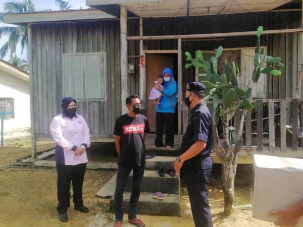 Mohd Sabri menerusi Op Bantu menemui sebuah keluarga yang terkesan akibat pandemik Covid-19 di kawasan Selama pada Rabu.