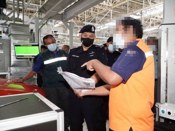 Mior Faridalathrash (tengah) mendengar penerangan daripada pekerja sebuah premis pada Op Patuh Tim Pemantau Bersepadu Ketua Polis Perak di Daerah Muallim.