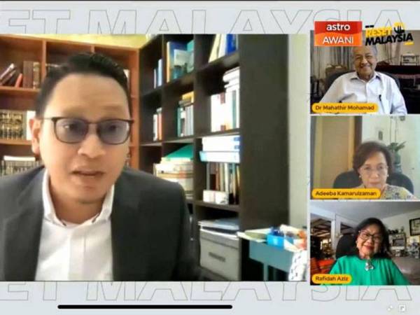 Abu Hafiz (kiri) bersama Dr Mahathir (kanan, atas), Adeeba (kanan, tengah) dan Rafidah pada program Reset Malaysia: Permasalahan dan Solusi yang disiarkan secara langsung di Facebook Reset Malaysia pada Rabu.