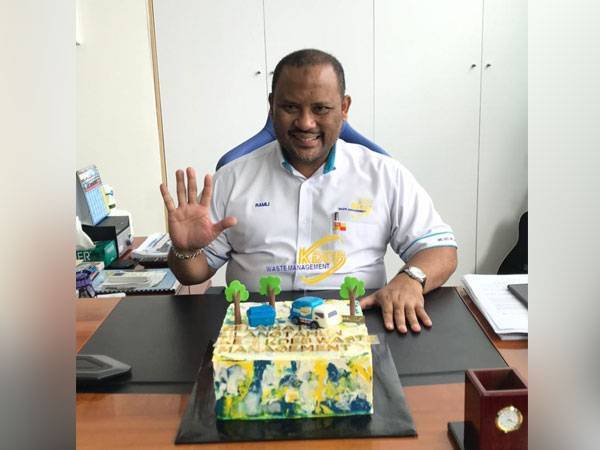 Ramli menunjukkan angka lima yang menunjukkan ulang tahun KDEBWM kelima pada Selasa.