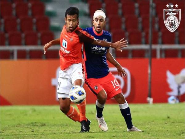 Leandro Velazquez ketika cuba melepasi kawalan pemain Ratchaburi dalam aksi Kumpulan G saingan ACL di Stadium Rajamangala, Bangkok. - Foto Facebook Johor Southern Tigers